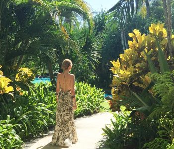 Despre o gradina tropicala cu vegetatie luxurianta # The Laguna # Bali